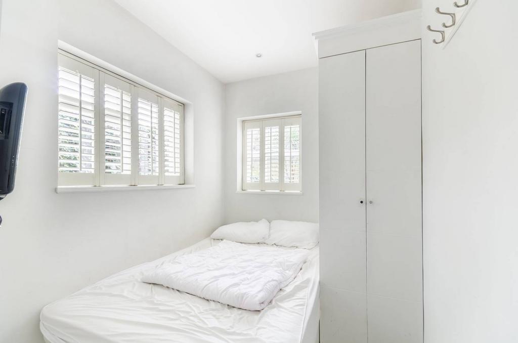 Clapham Common South Side, Clapham... 1 bed flat to rent £1,550 pcm