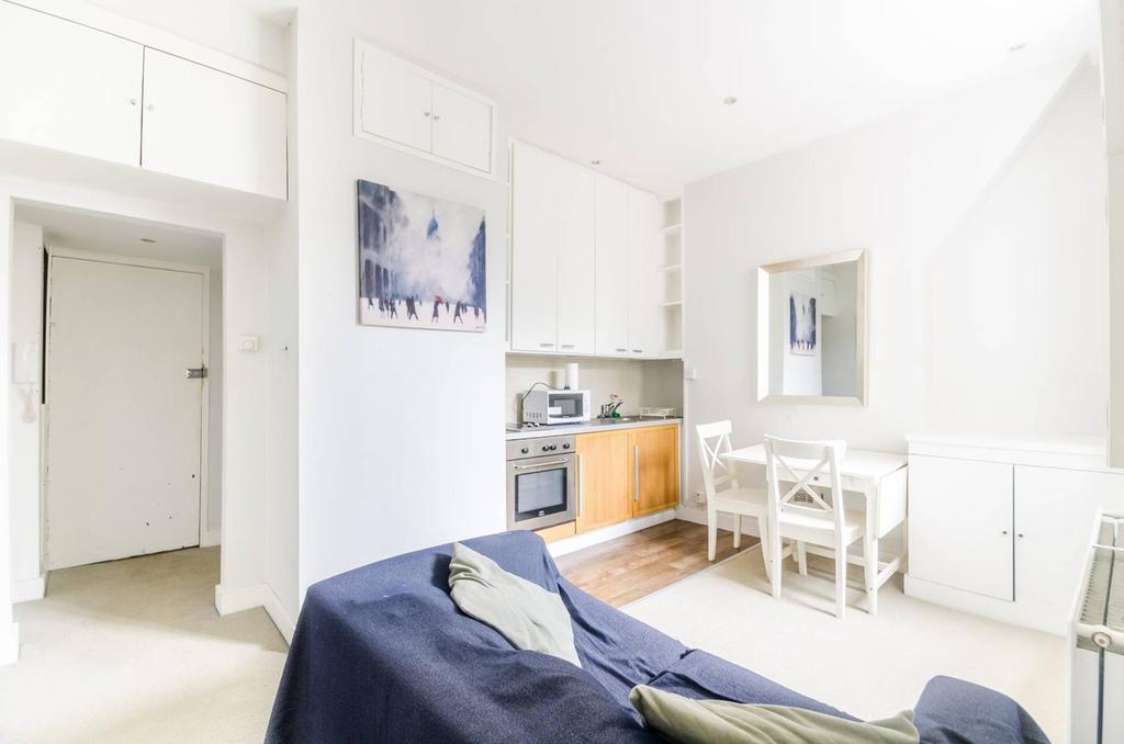 Clapham Common South Side, Clapham... 1 bed flat to rent £1,550 pcm