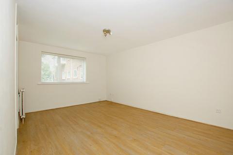 2 bedroom ground floor flat to rent, Haslam Close, Middlesex UB10