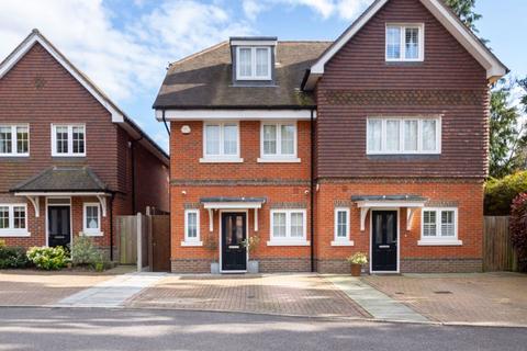 4 Alders Grove, Caterham, CR3 5FU