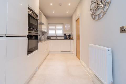 4 Alders Grove, Caterham, CR3 5FU