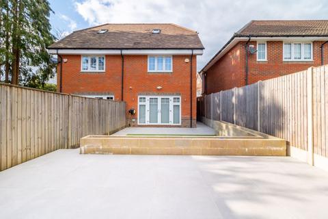 4 Alders Grove, Caterham, CR3 5FU