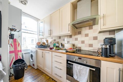 2 bedroom apartment to rent, Saltoun Road London SW2