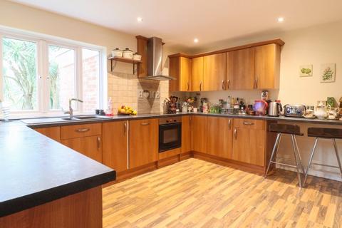 5 bedroom detached house to rent, Harkness Drive, Canterbury CT2