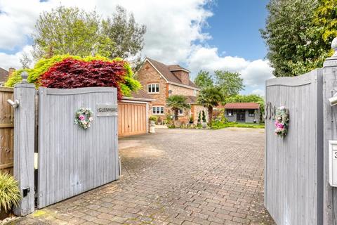 5 bedroom detached house for sale, Rydens Avenue, Walton-On-Thames.