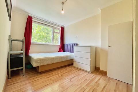 3 bedroom apartment to rent, St Georges Road, SE17