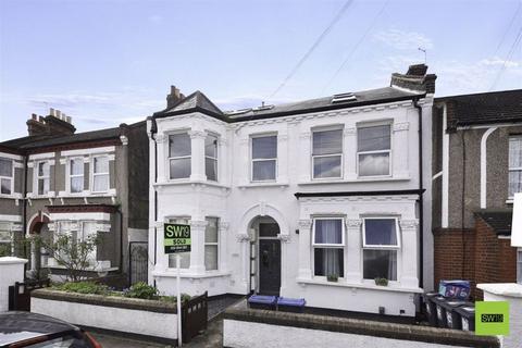4 bedroom apartment to rent, Lyveden Road, London SW17