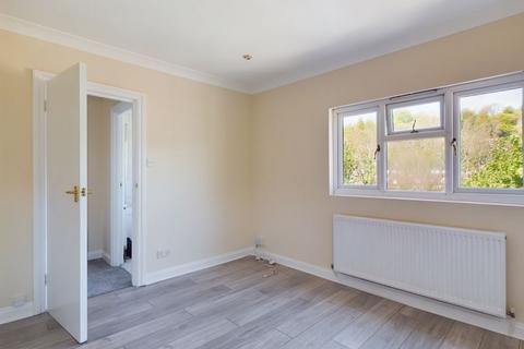 2 bedroom flat to rent, CATERHAM VALLEY £1450pcm