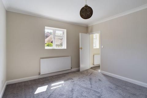 2 bedroom flat to rent, CATERHAM VALLEY £1450pcm
