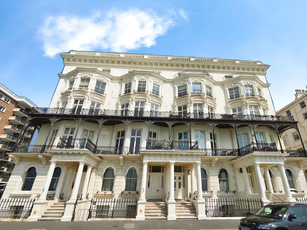 Adelaide Mansions, Hove 2 bed flat to rent £1,600 pcm (£369 pw)