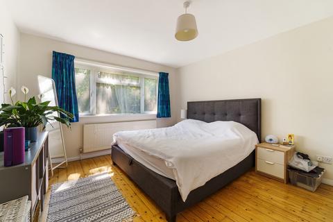 2 bedroom apartment to rent, Lovelace Gardens, Surbiton KT6