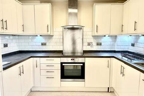 2 bedroom flat to rent, Marine Parade, Folkestone CT20