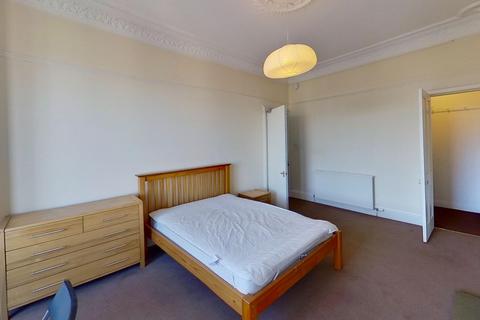 3 bedroom flat to rent, (3f2) Leamington Terrace, Bruntsfield, Edinburgh, EH10