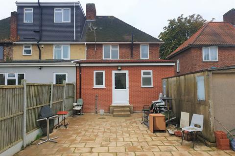 3 bedroom terraced house to rent, Becontree Avenue, Dagenham