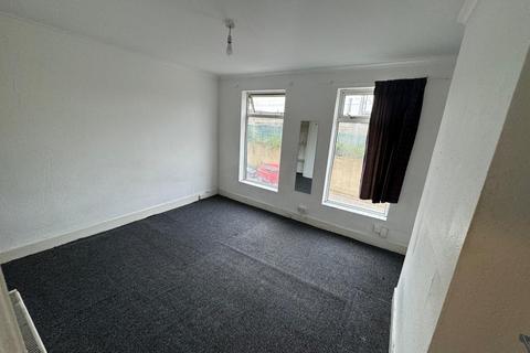 3 bedroom terraced house to rent, Victoria Road, Barking