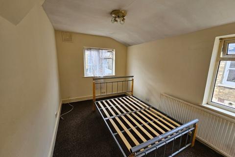 3 bedroom terraced house to rent, Braemar Road, London