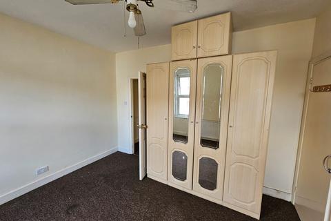 3 bedroom terraced house to rent, Braemar Road, London