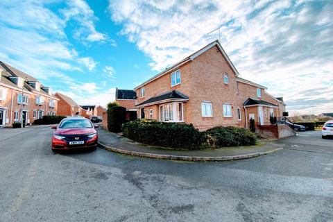 3 bedroom semi-detached house to rent, Penrhyn Close