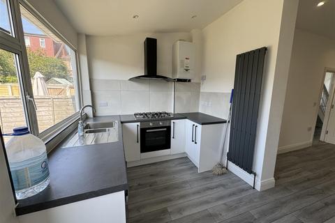 3 bedroom semi-detached house to rent, Hartham Road, Isleworth TW7