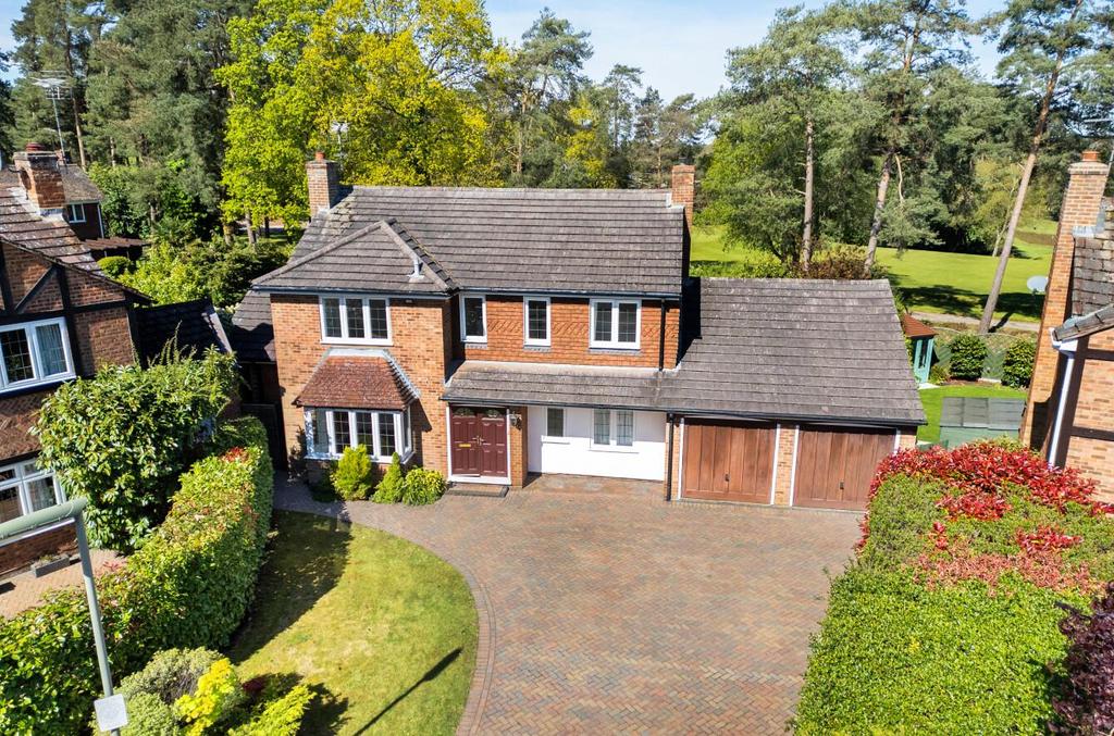 Hillsborough Park, Camberley GU15 4 bed house £3,250 pcm (£750 pw)
