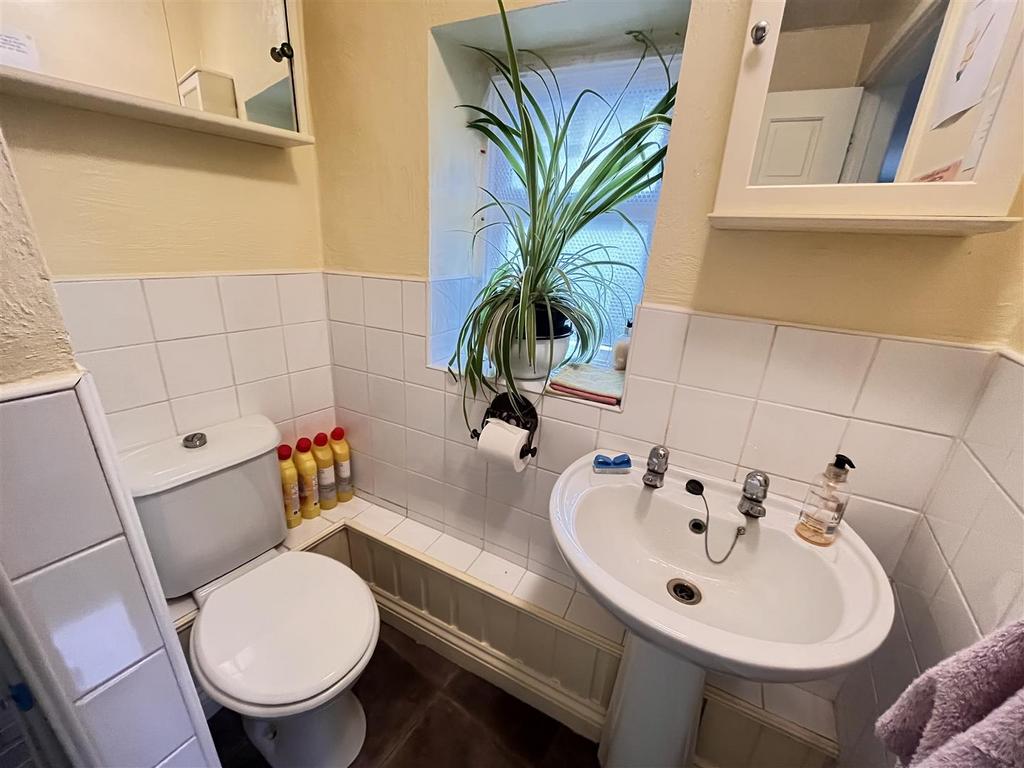 SHOWER ROOM off