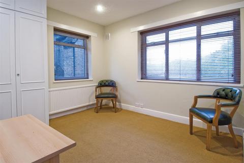 4 bedroom apartment to rent, FINCHLEY ROAD, GOLDERS GREEN, NW11