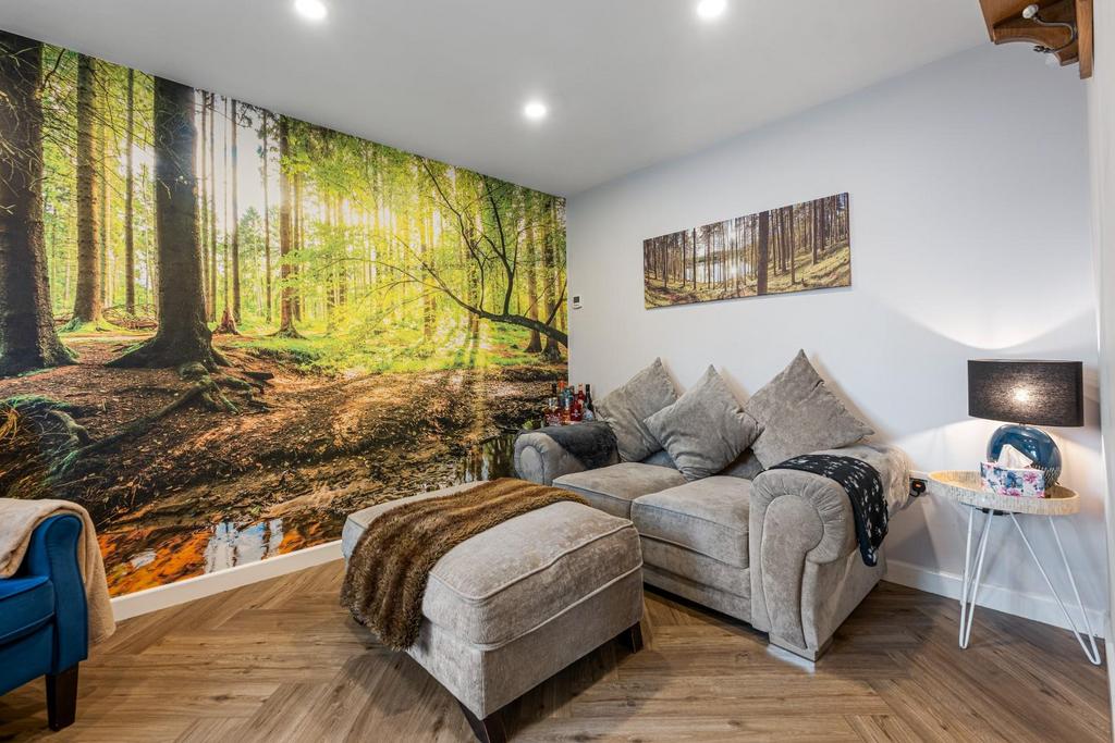 FAMILY ROOM 01.jpg