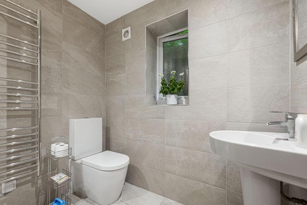 SHOWER ROOM 01.jpg