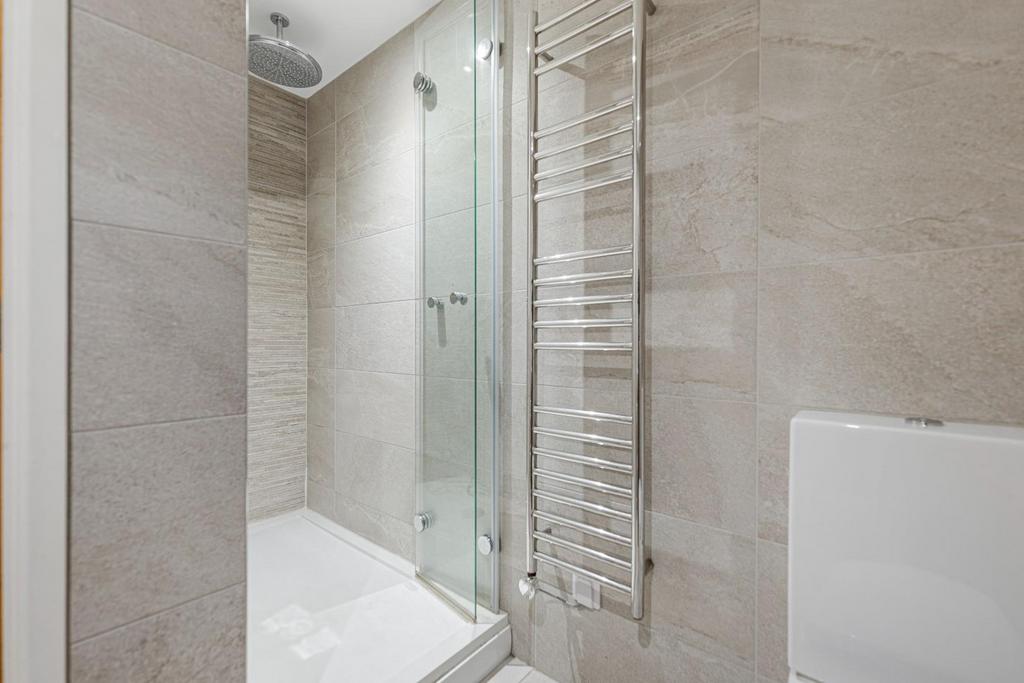 SHOWER ROOM 02.jpg