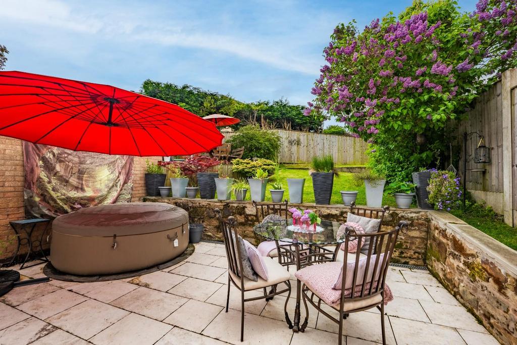 REAR GARDEN 02.jpg