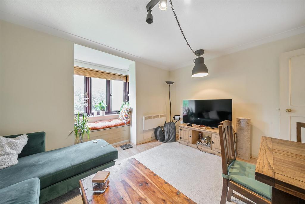Hadleigh Court, Willesden Lane, NW2 1 bed property for sale £325,000
