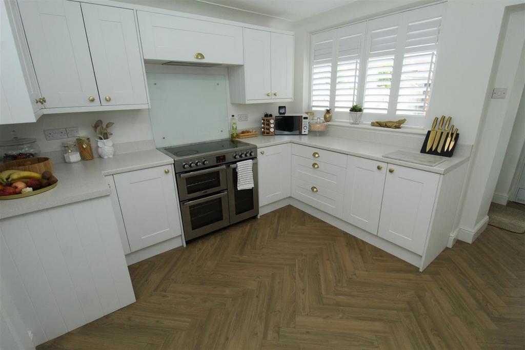Kitchen2.JPG