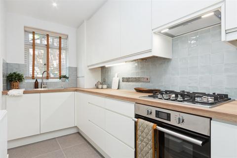 2 bedroom end of terrace house to rent, Carriage Place, London SW16