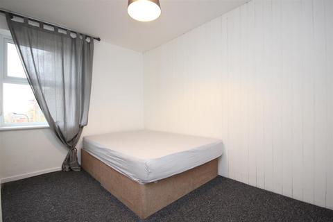 2 bedroom flat to rent, Chelsea Close, Harlesden, NW10 8XD