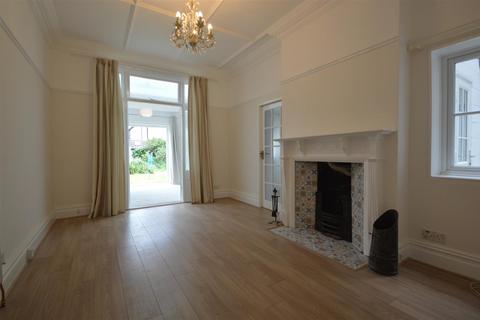 2 bedroom flat to rent, Guilford Avenue, Surbiton
