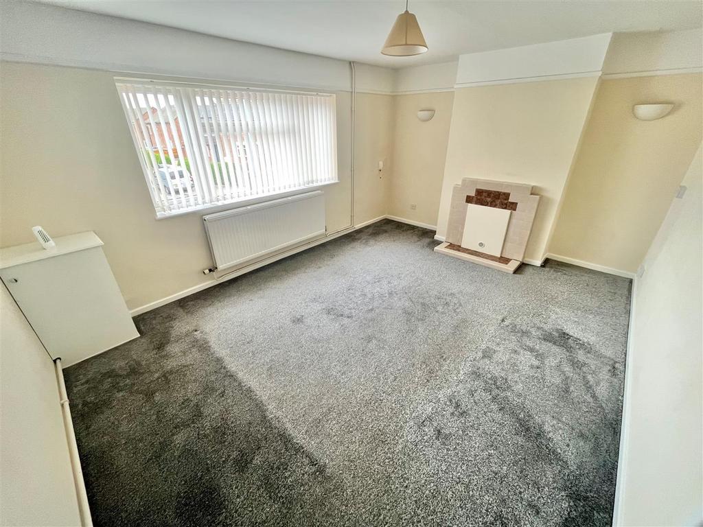 Lyneham Road 2 bed apartment to rent £1,200 pcm (£277 pw)