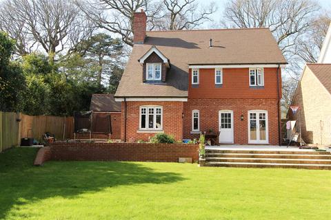 4 bedroom detached house to rent, St. Pauls On The Green, Haywards Heath