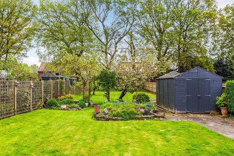 16 Pollards Oak Crescent, Oxted, RH8 0JG