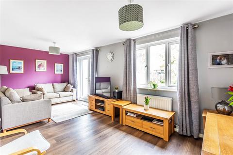 16 Pollards Oak Crescent, Oxted, RH8 0JG