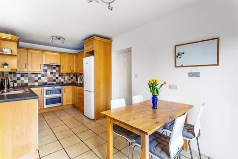 16 Pollards Oak Crescent, Oxted, RH8 0JG