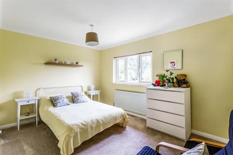 16 Pollards Oak Crescent, Oxted, RH8 0JG