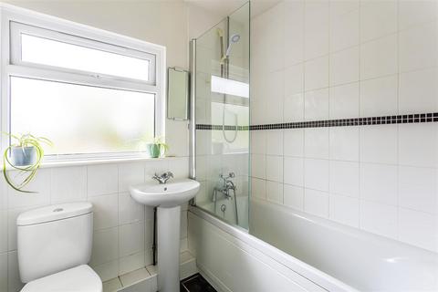 16 Pollards Oak Crescent, Oxted, RH8 0JG
