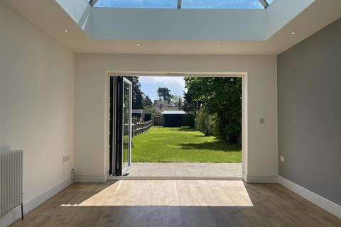 35 Beccles Road, Lowestoft, NR33 8QT
