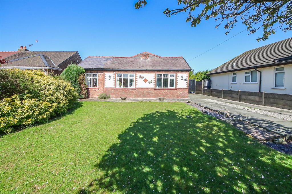 Knob Hall Lane, Southport PR9 3 bed detached bungalow for sale £350,000