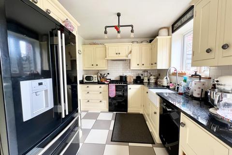 4 bedroom semi-detached house for sale, Bromsgrove Road, Hunnington, Halesowen