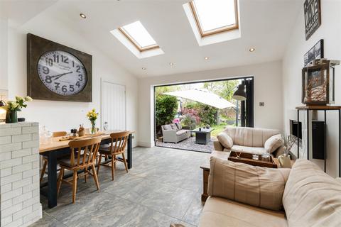 25 Dover Road, London, E12 5DZ