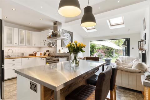 25 Dover Road, London, E12 5DZ