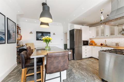 25 Dover Road, London, E12 5DZ