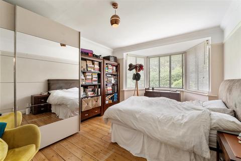 2 bedroom flat for sale, Forest Court, Snaresbrook