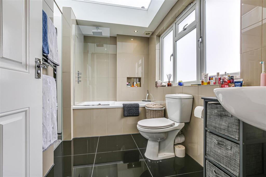 21 Bathroom.jpg